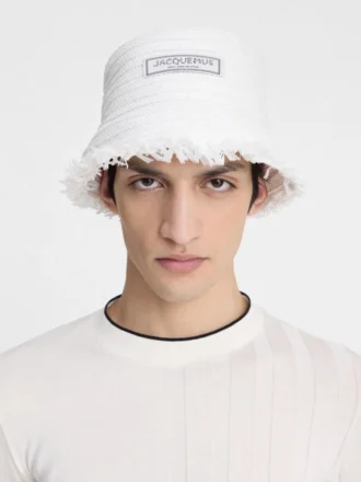 Der Bacino-Bucket-Hat Hut aus ausgefranstem Raffia