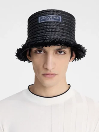Der Bacino-Bucket-Hat Hut aus ausgefranstem Raffia