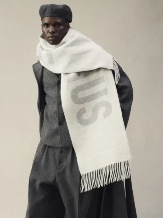 Der Jacquemus-Schal Fringe Logo-Schal