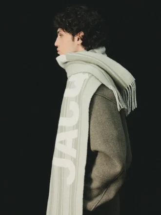 Der Jacquemus-Schal Fringe Logo-Schal