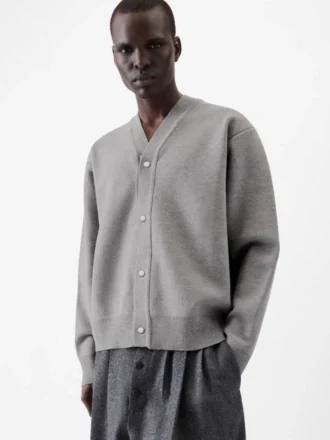 Die geknöpfte Strickjacke Geknöpfte Strickjacke